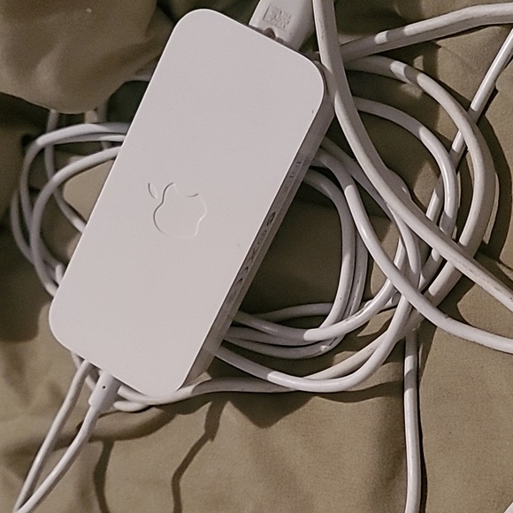 Apple "Time Capsule" Router & Charger - Picture 3 of 4